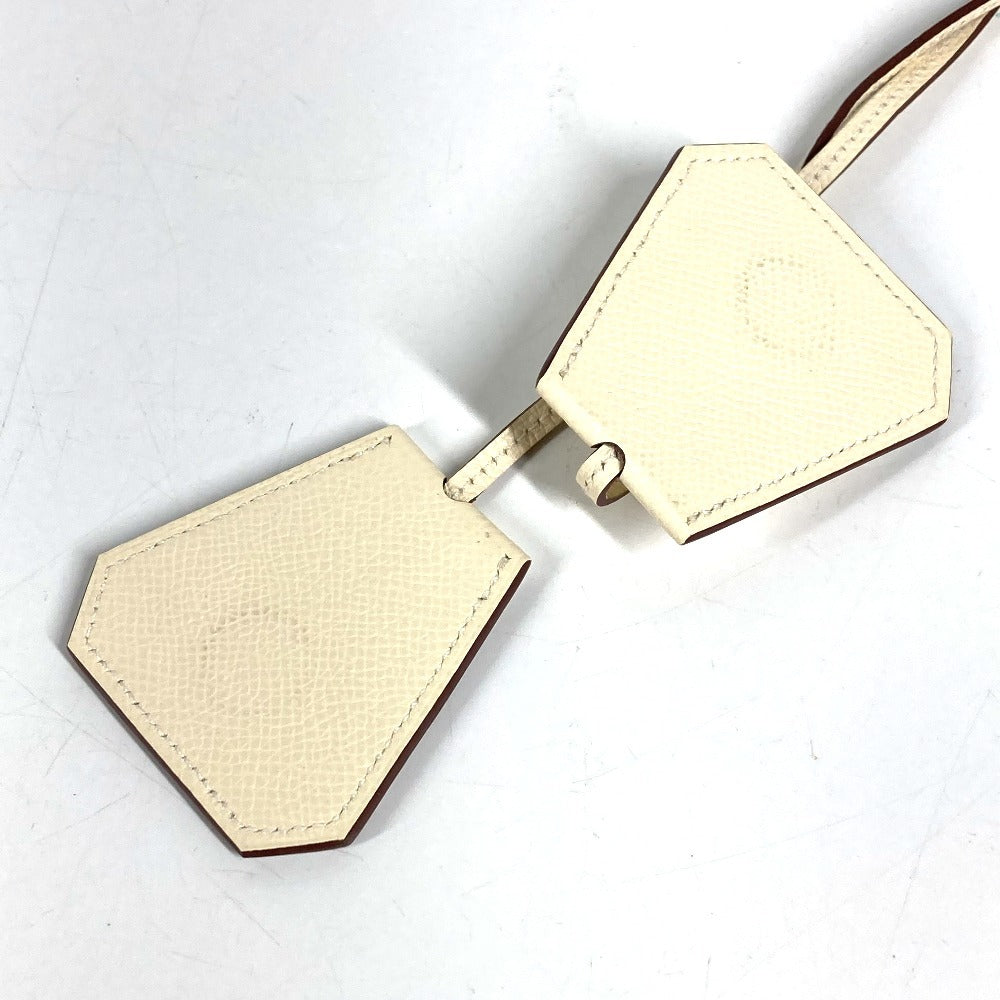 HERMES คลิปหนีบหมวก Capucine เครื่องประดับ หนัง ยูนิเซ็กส์ สีไอเวอรี่