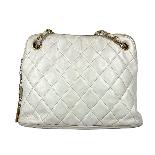 CHANEL กระเป๋าสะพายข้าง Matelasse ควิลต์ โลโก้ W-Chain หนังสีขาวสำหรับผู้หญิง