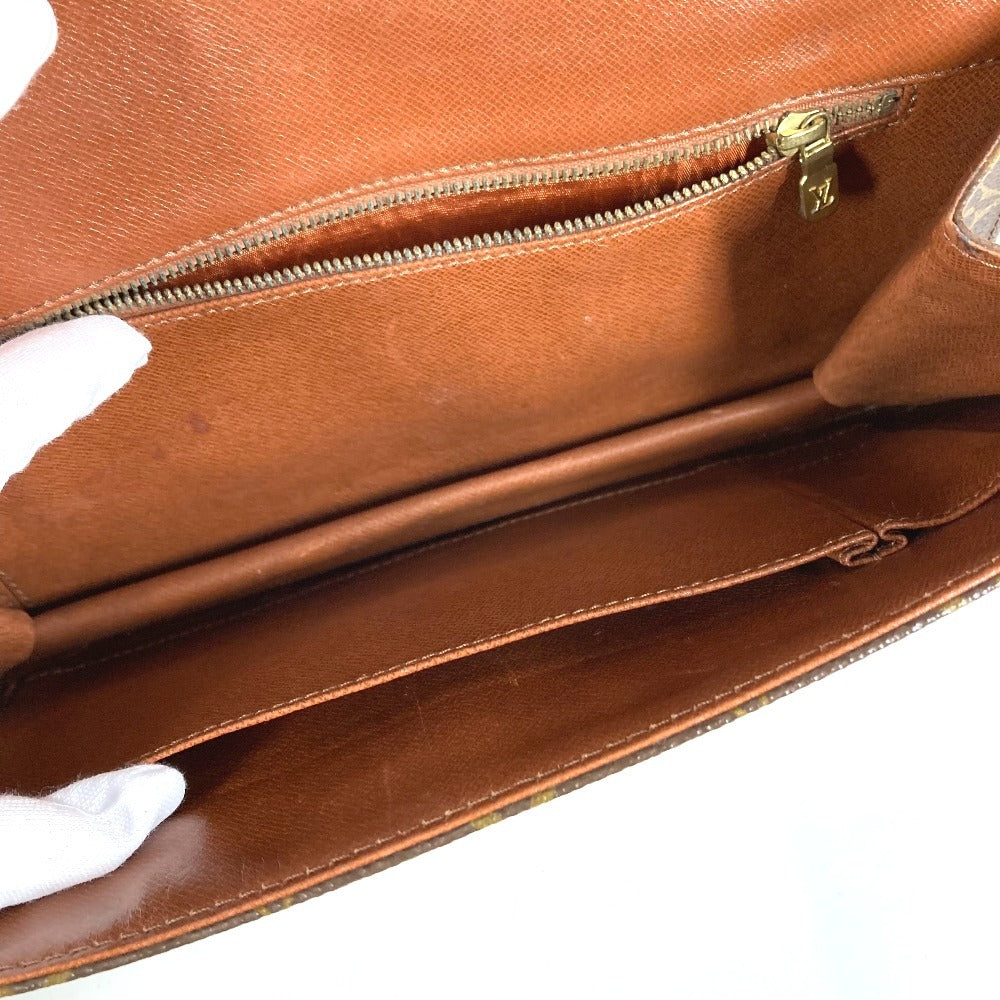 LOUIS VUITTON M51810 Monogram Pochette Dame GM. This unisex Monogram canvas Pochette Dame GM clutch bag is perfect as a pouch or second bag. It's brown and unisex.