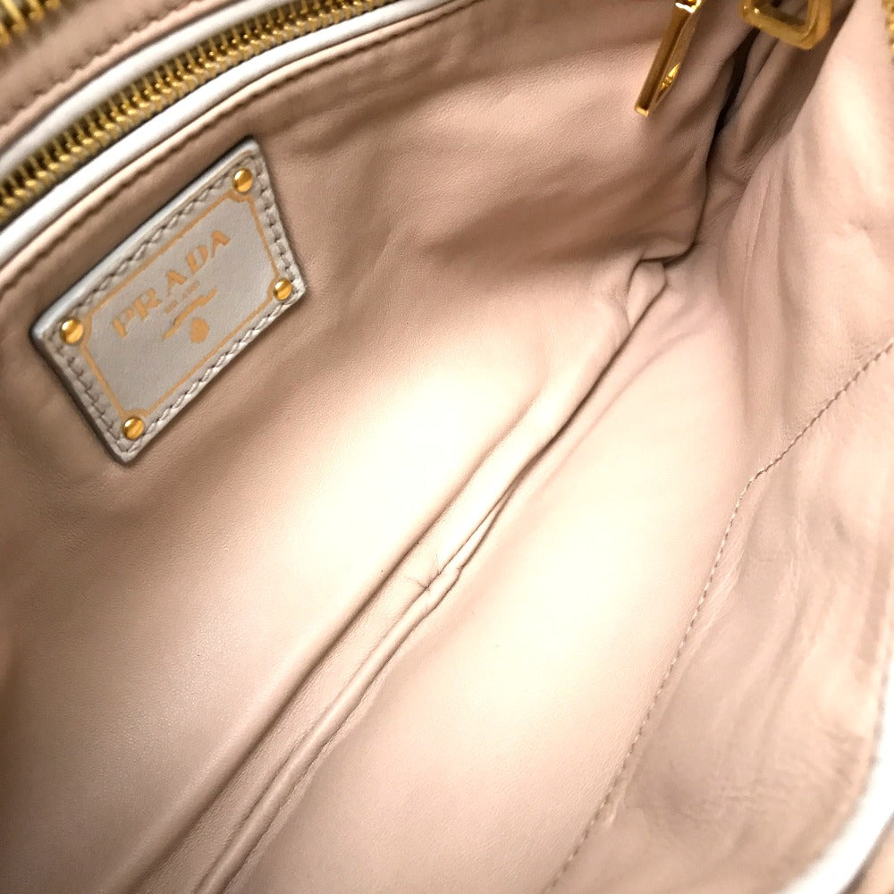 PRADA กระเป๋า กระเป๋าปาร์ตี้ คลัตช์ กระเป๋าผู้หญิง ขนเฟอร์ สีขาวออฟไวท์