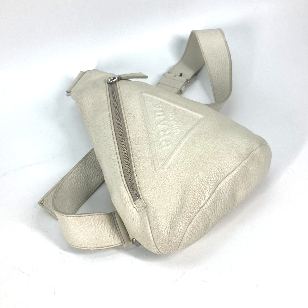 PRADA 2VZ098 トライアングルロゴ 三角ロゴ クロス ヴィッテロダイノレザーバッグ ショルダーバッグ カバン ボディバッグ レザー メンズ オフホワイト ホワイト