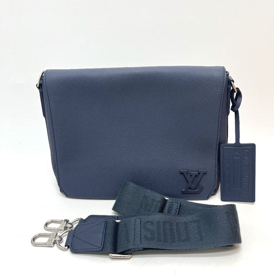 LOUIS VUITTON M23709 LV Aerogram Takeoff Messenger กระเป๋า สะพายข้าง หนัง ผู้ชาย สีฟ้า แอตแลนติกบลู