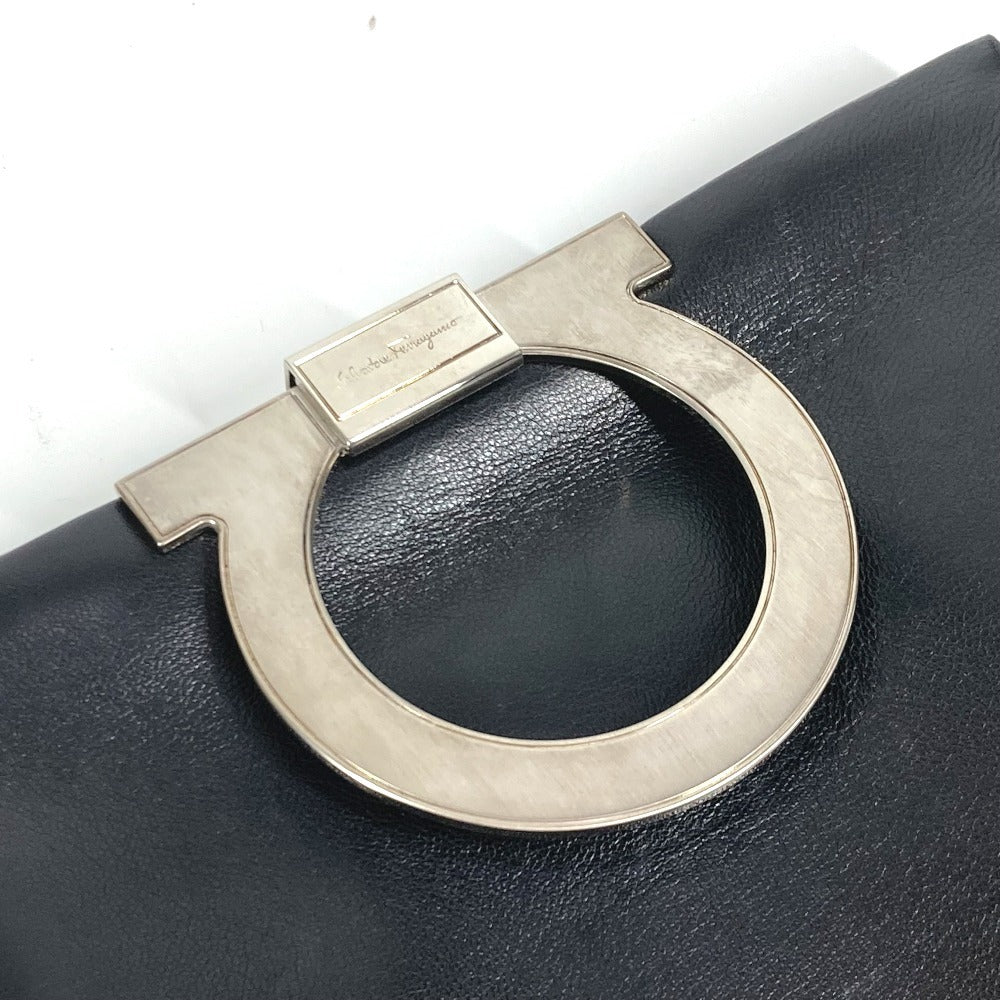 Salvatore Ferragamo ビッグ ガンチーニ ロゴ ポーチ カバン クラッチバッグ レザー ユニセックス ブラック