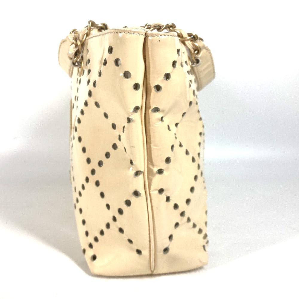CHANEL カバン トートバッグ 肩掛け CC ロゴ パンチング チェーン ショルダーバッグ エナメル レディース アイボリー - brandshop-reference
