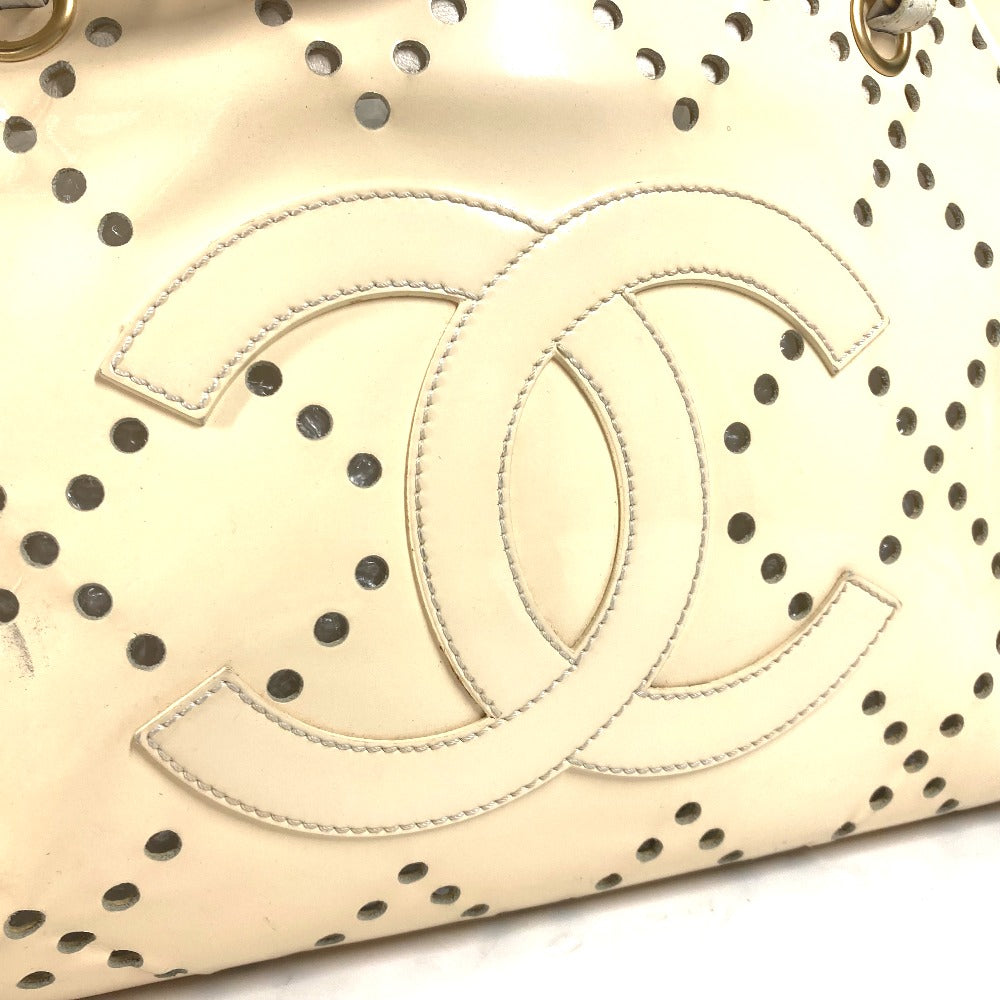 CHANEL カバン トートバッグ 肩掛け CC ロゴ パンチング チェーン ショルダーバッグ エナメル レディース アイボリー - brandshop-reference