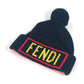 FENDI FXQ056 ビーニー 帽子 ニット帽 ニットキャップ ロゴ ポンポン付き ニット帽 ウール ユニセックス ブラック - brandshop-reference
