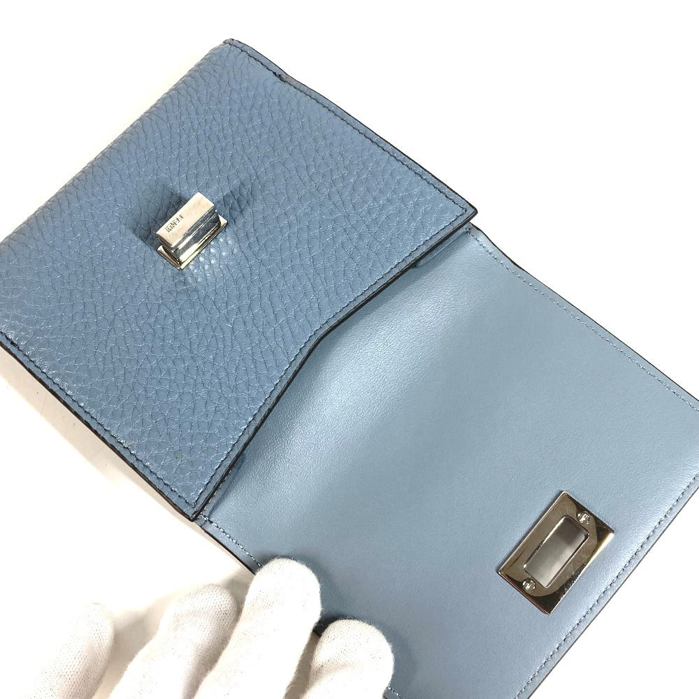 FENDI 8M0438 Peekaboo โลโก้ กระเป๋าสตางค์ใบสั้น กระเป๋าสตางค์พับสองทบ หนัง ยูนิเซ็กส์ สีฟ้า