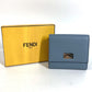 FENDI 8M0438 Peekaboo โลโก้ กระเป๋าสตางค์ใบสั้น กระเป๋าสตางค์พับสองทบ หนัง ยูนิเซ็กส์ สีฟ้า