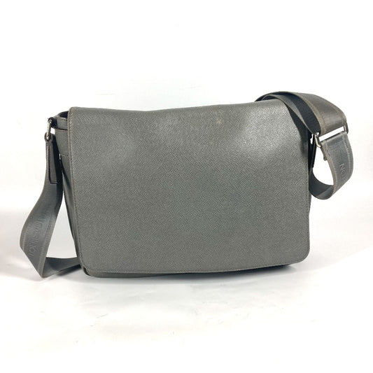 LOUIS VUITTON M32623 タイガ ロマンMM カバン 斜め掛け フラップ メッセンジャーバッグ ショルダーバッグ タイガレザー メンズ グラシエ グレー