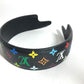 LOUIS VUITTON M96121 โมโนแกรมมัลติคัลเลอร์ LVxTM Takashi Murakami แถบคาดศีรษะ LV Outline แถบคาดศีรษะ เครื่องประดับผม ที่คาดผม ผ้าแคนวาสลายโมโนแกรมมัลติคัลเลอร์สำหรับผู้หญิง สี Noir ดำ