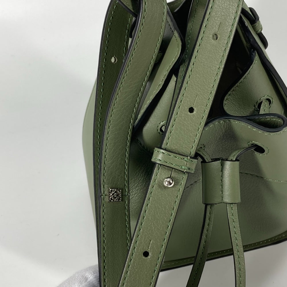 LOEWE 肩掛け 斜め掛け ハンモック ドローストリングバッグ ミニ ハンドバッグ 斜め掛け ショルダーバッグ レザー レディース カーキ