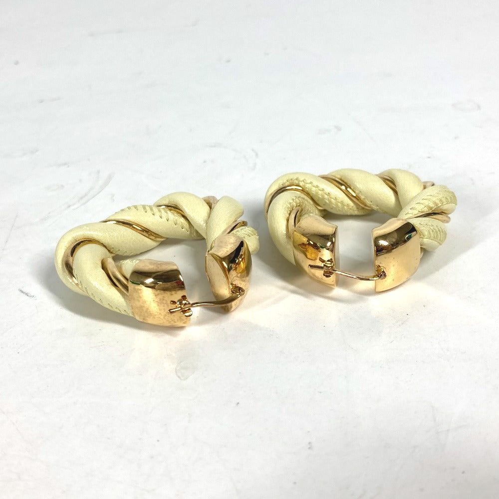 BOTTEGA VENETA ツイスト トライアングル フープピアス　 アクセサリー ピアス レザー レディース ライトイエロー系