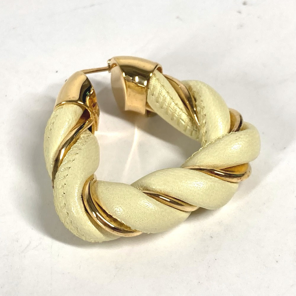BOTTEGA VENETA ツイスト トライアングル フープピアス　 アクセサリー ピアス レザー レディース ライトイエロー系
