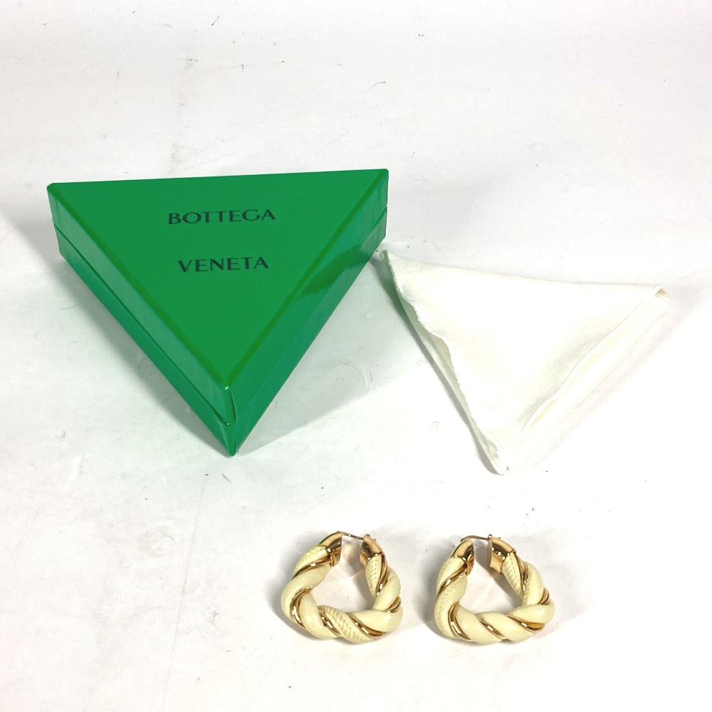 BOTTEGA VENETA ツイスト トライアングル フープピアス　 アクセサリー ピアス レザー レディース ライトイエロー系