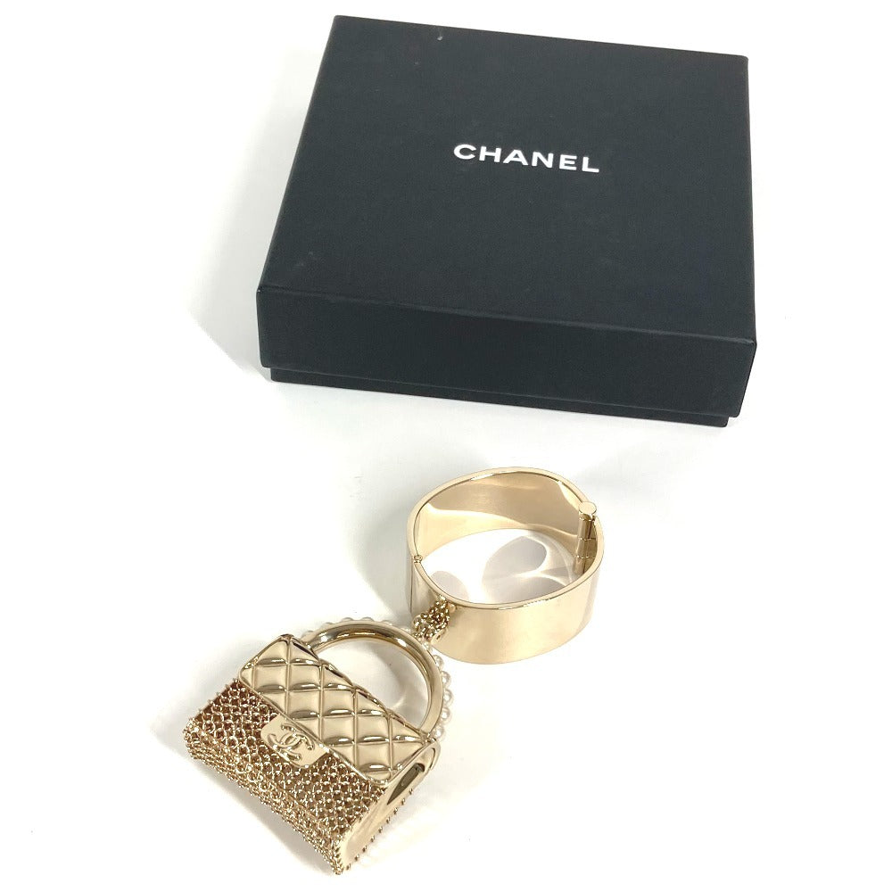 CHANEL 21S マトラッセ キルティング ハンドバッグ 型 CC ココマーク ロゴ フェイクパール ブレスレット バングル メタル レディース ゴールド