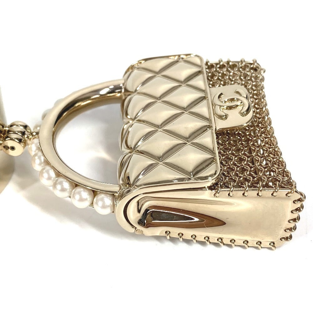 CHANEL 21S マトラッセ キルティング ハンドバッグ 型 CC ココマーク ロゴ フェイクパール ブレスレット バングル メタル レディース ゴールド