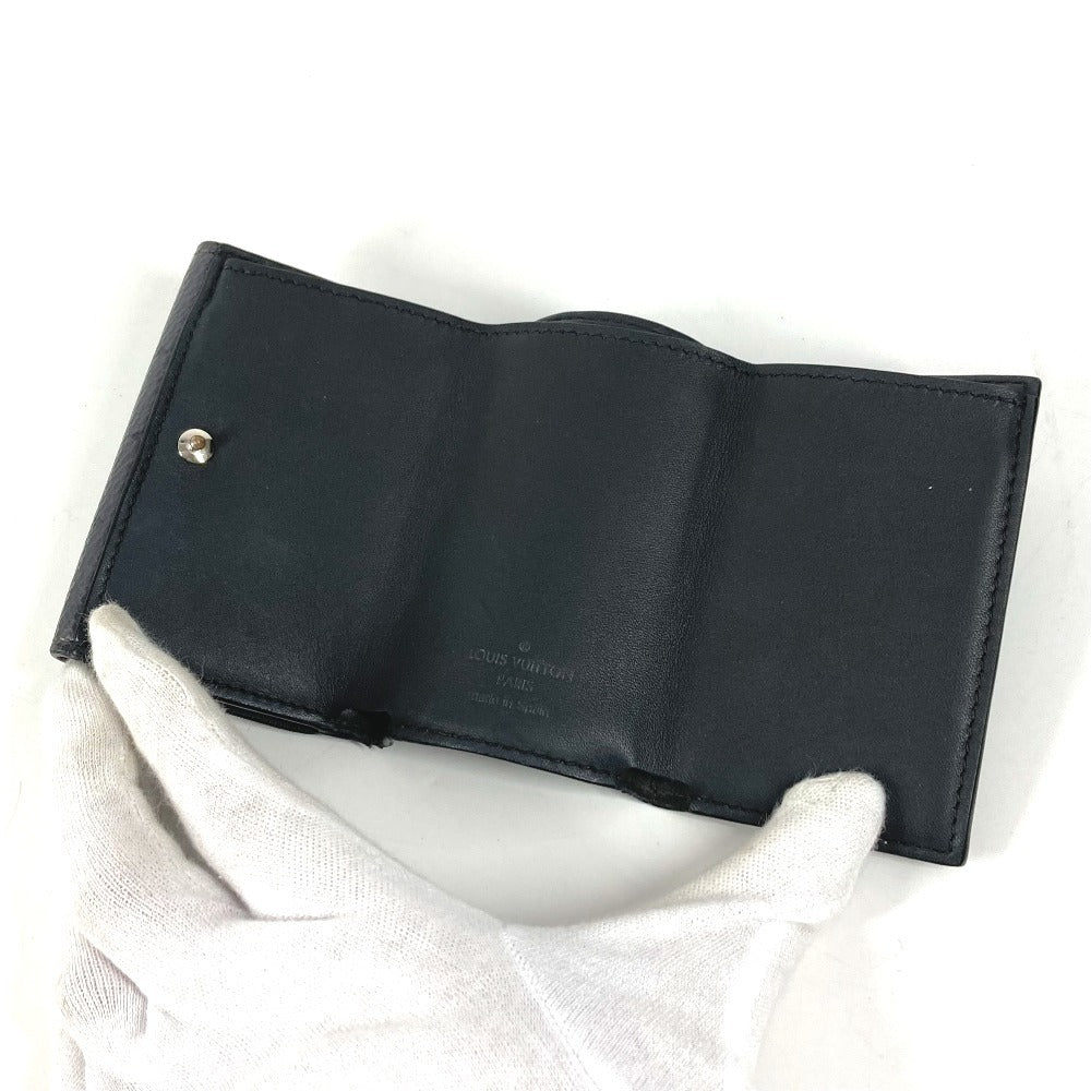 LOUIS VUITTON M45417 กระเป๋าสตางค์ Discovery Compact Wallet ลาย Monogram Eclipse กระเป๋าสตางค์พับสามทบ แคนวาส Monogram Eclipse ยูนิเซ็กส์ สีดำ