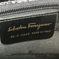 Salvatore Ferragamo โลโก้ กระเป๋า สะพายไหล่/สะพายข้าง/โท้ท กระเป๋าสะพายข้าง หนังปั๊มลาย ยูนิเซ็กส์ สีดำ