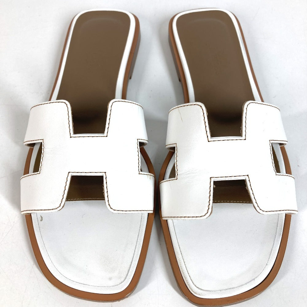 HERMES Oran H-Logo รองเท้าแตะแฟลตหนังสีขาวสำหรับผู้หญิง