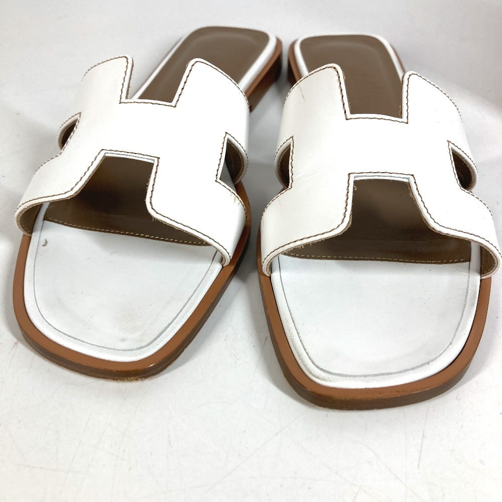 HERMES Oran H-Logo รองเท้าแตะแฟลตหนังสีขาวสำหรับผู้หญิง