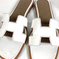 HERMES Oran H-Logo รองเท้าแตะแฟลตหนังสีขาวสำหรับผู้หญิง