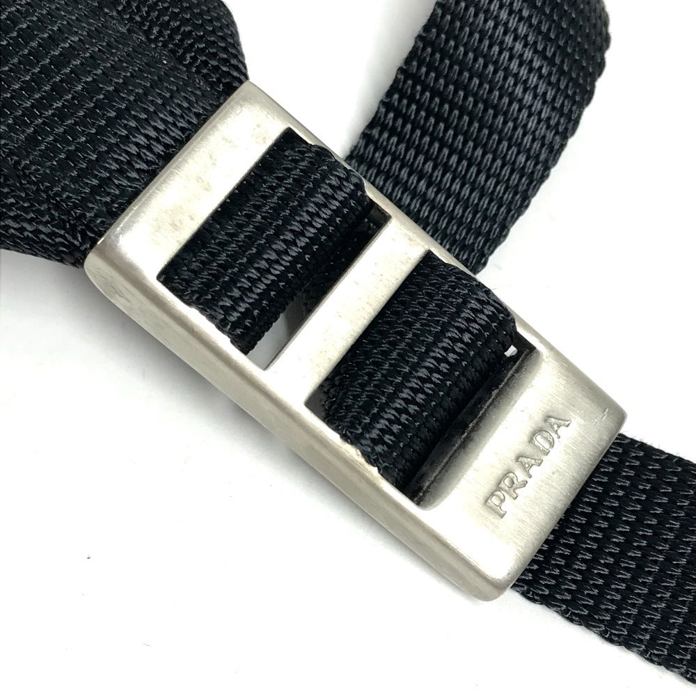 PRADA กระเป๋าเป้สะพายหลังโลโก้สามเหลี่ยมทูโทน กระเป๋าเป้สะพายหลังผ้าไนลอน unisex สีแดง