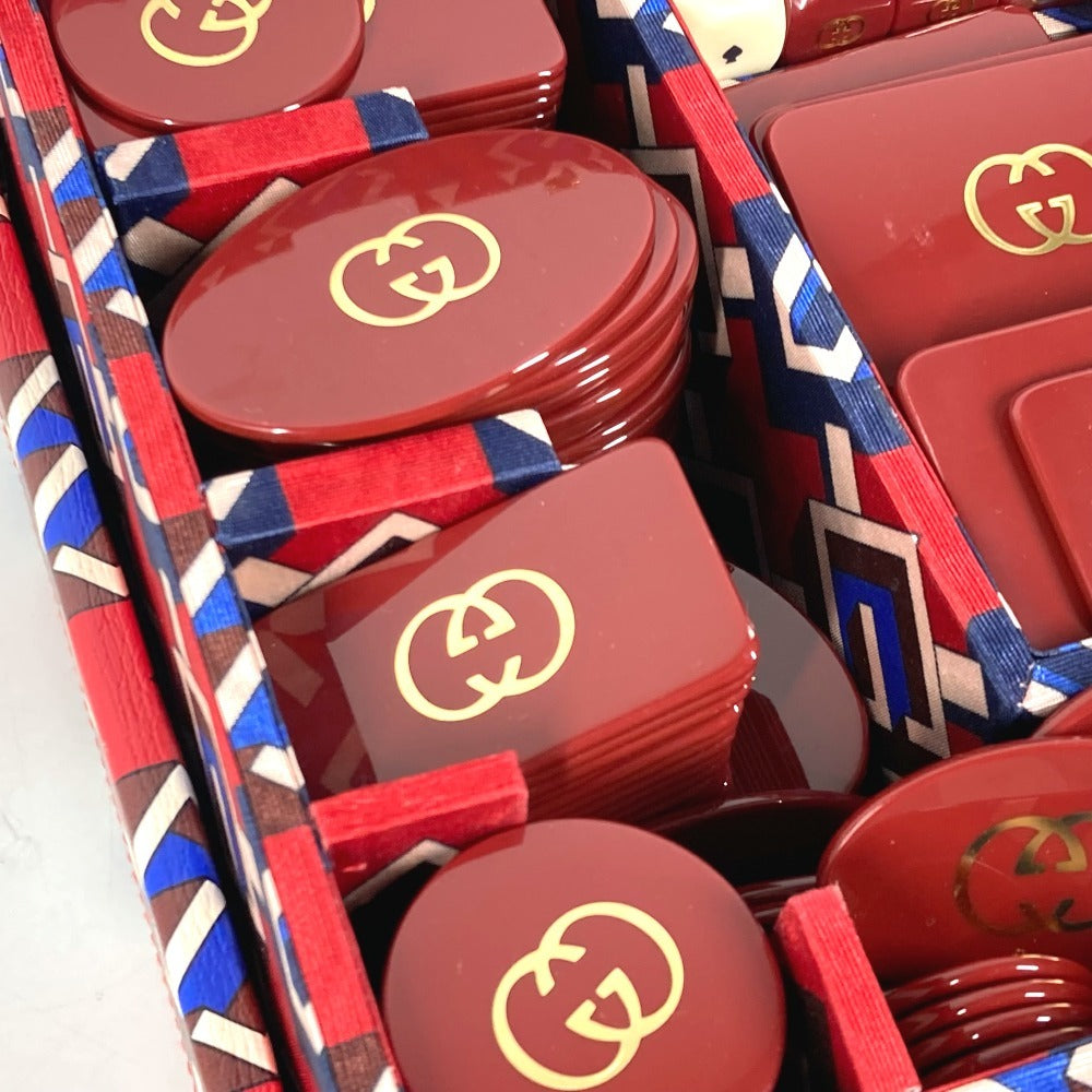 GUCCI 662474 カードゲーム トランプ チップ ジオメトリックG ブリーフケース ポーカー セット サイコロ ダイス インテリア ゲーム おもちゃ 雑貨 プラスチック ユニセックス レッド