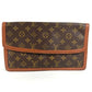 LOUIS VUITTON M51810 Monogram Pochette Dame GM. This unisex Monogram canvas Pochette Dame GM clutch bag is perfect as a pouch or second bag. It's brown and unisex.