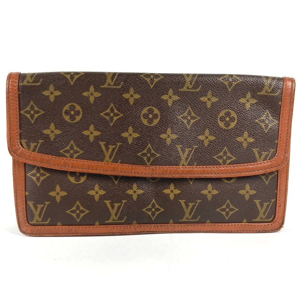 LOUIS VUITTON M51810 Monogram Pochette Dame GM. This unisex Monogram canvas Pochette Dame GM clutch bag is perfect as a pouch or second bag. It's brown and unisex.