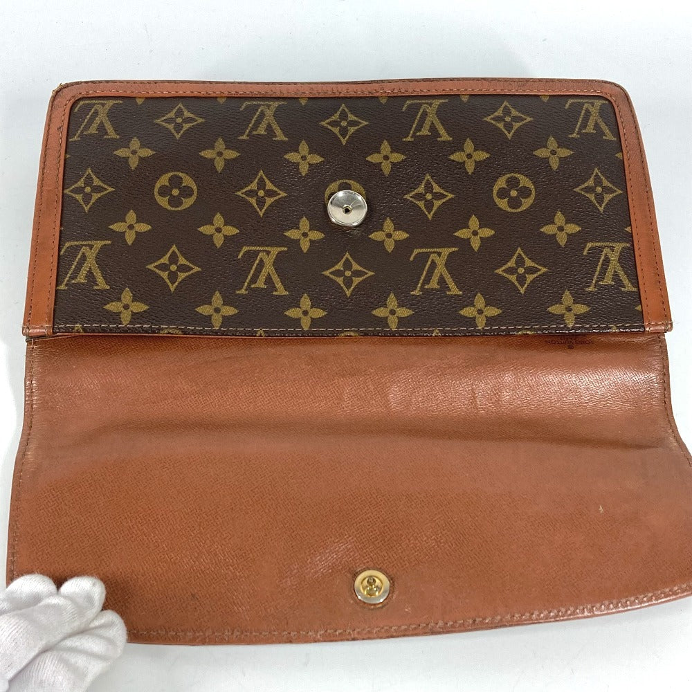 LOUIS VUITTON M51810 Monogram Pochette Dame GM. This unisex Monogram canvas Pochette Dame GM clutch bag is perfect as a pouch or second bag. It's brown and unisex.