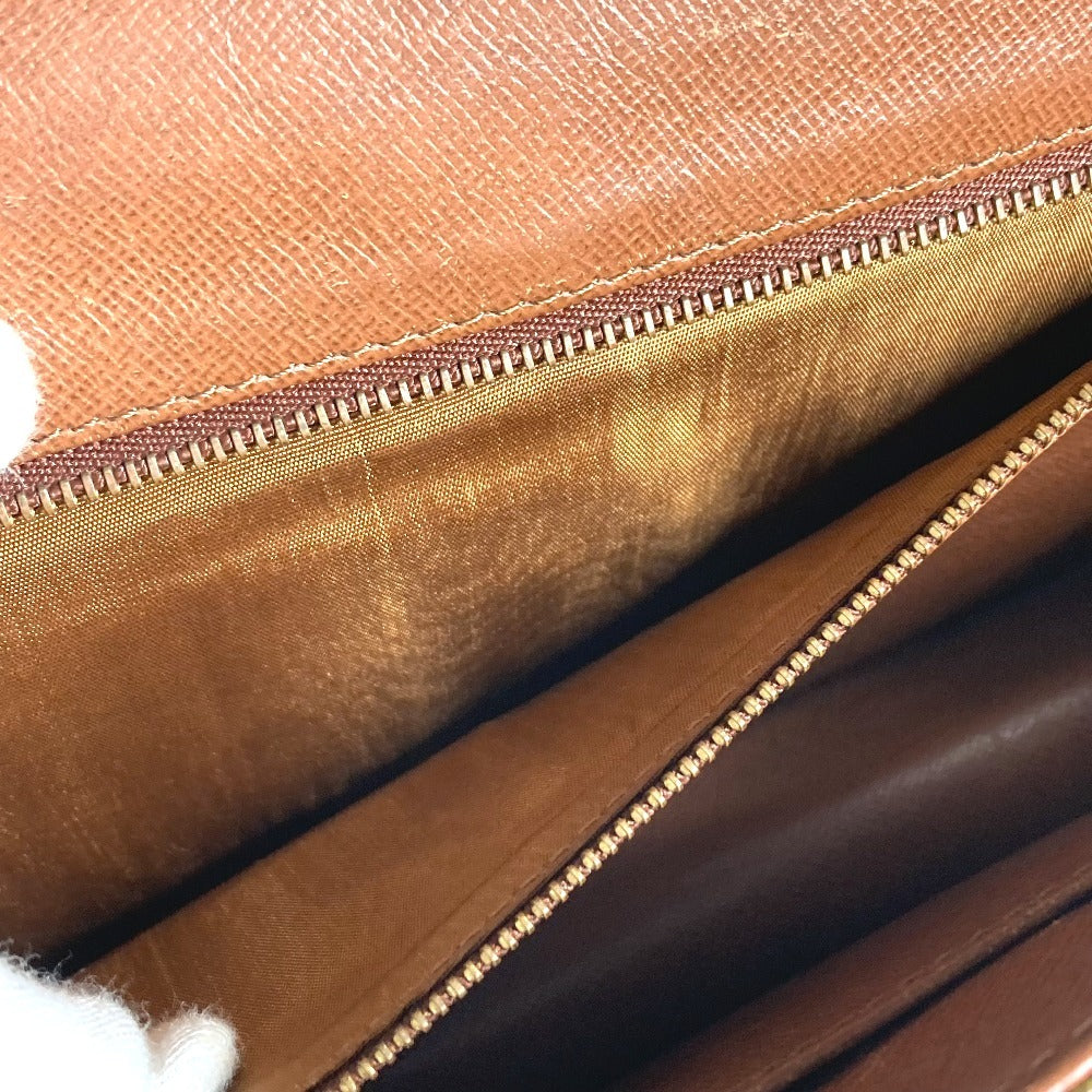 LOUIS VUITTON M51810 Monogram Pochette Dame GM. This unisex Monogram canvas Pochette Dame GM clutch bag is perfect as a pouch or second bag. It's brown and unisex.