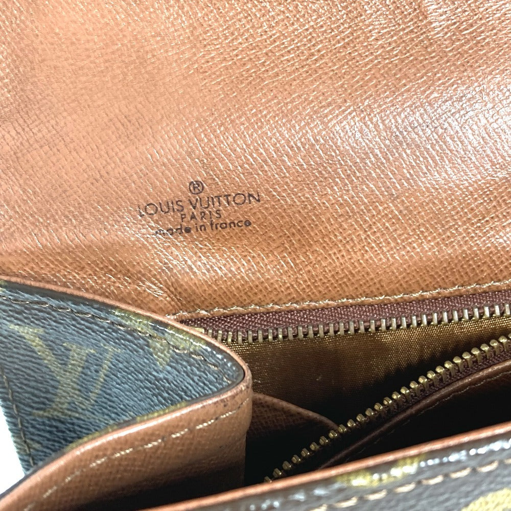 LOUIS VUITTON M51810 Monogram Pochette Dame GM. This unisex Monogram canvas Pochette Dame GM clutch bag is perfect as a pouch or second bag. It's brown and unisex.