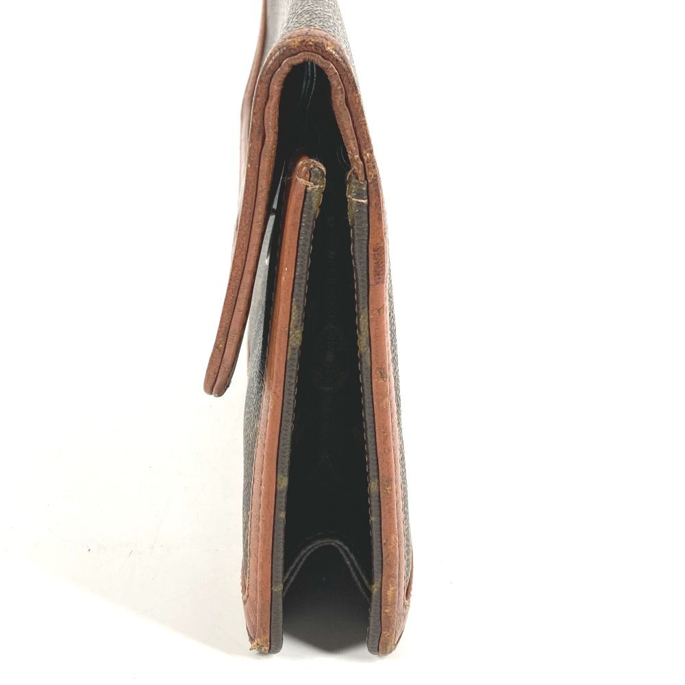 LOUIS VUITTON M51810 Monogram Pochette Dame GM. This unisex Monogram canvas Pochette Dame GM clutch bag is perfect as a pouch or second bag. It's brown and unisex.