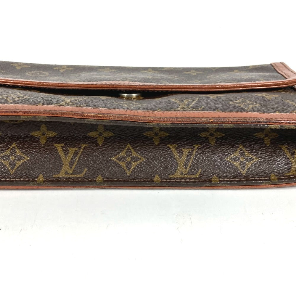 LOUIS VUITTON M51810 Monogram Pochette Dame GM. This unisex Monogram canvas Pochette Dame GM clutch bag is perfect as a pouch or second bag. It's brown and unisex.