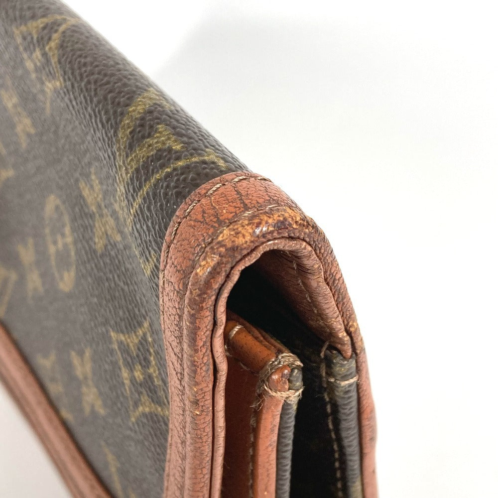 LOUIS VUITTON M51810 Monogram Pochette Dame GM. This unisex Monogram canvas Pochette Dame GM clutch bag is perfect as a pouch or second bag. It's brown and unisex.