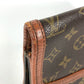 LOUIS VUITTON M51810 Monogram Pochette Dame GM. This unisex Monogram canvas Pochette Dame GM clutch bag is perfect as a pouch or second bag. It's brown and unisex.