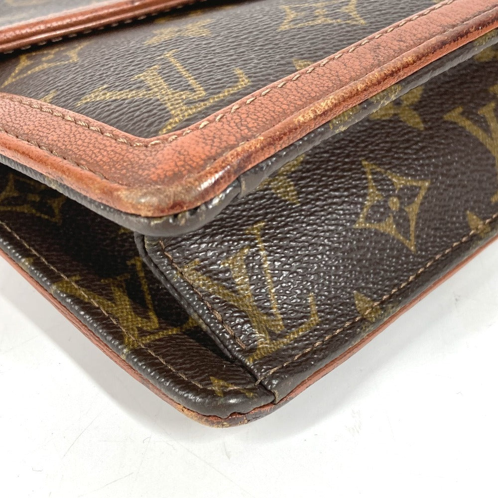LOUIS VUITTON M51810 Monogram Pochette Dame GM. This unisex Monogram canvas Pochette Dame GM clutch bag is perfect as a pouch or second bag. It's brown and unisex.