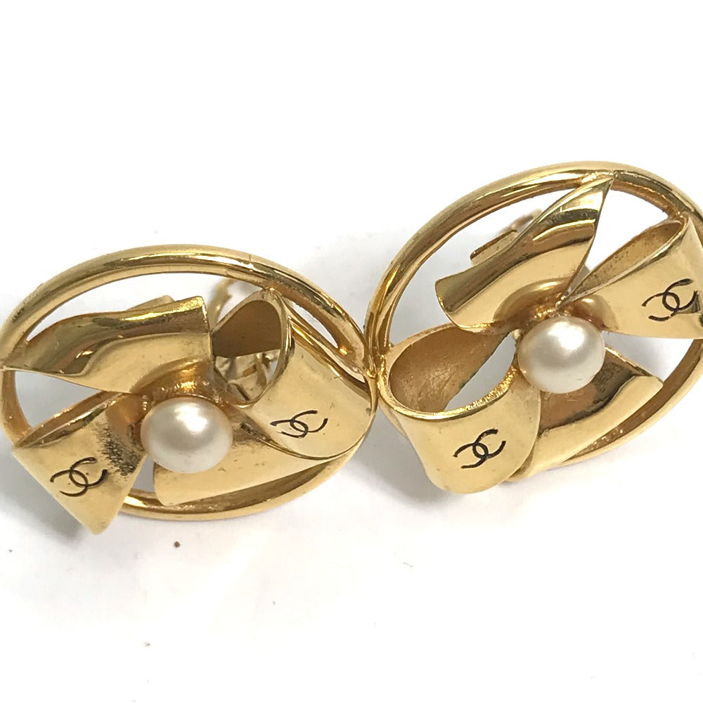 CHANEL Vintage Faux Pearl Ribbon Round CC Coco Mark Earrings in Metal, Gold