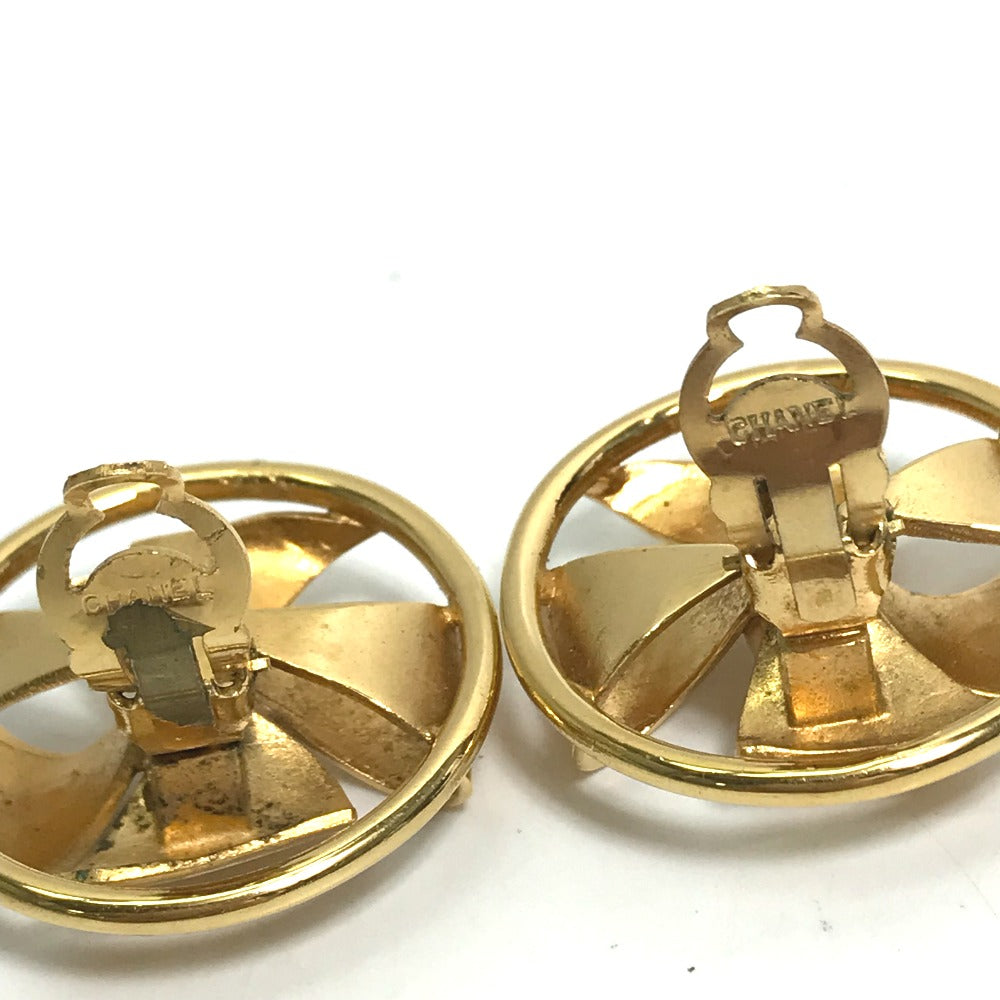 CHANEL Vintage Faux Pearl Ribbon Round CC Coco Mark Earrings in Metal, Gold