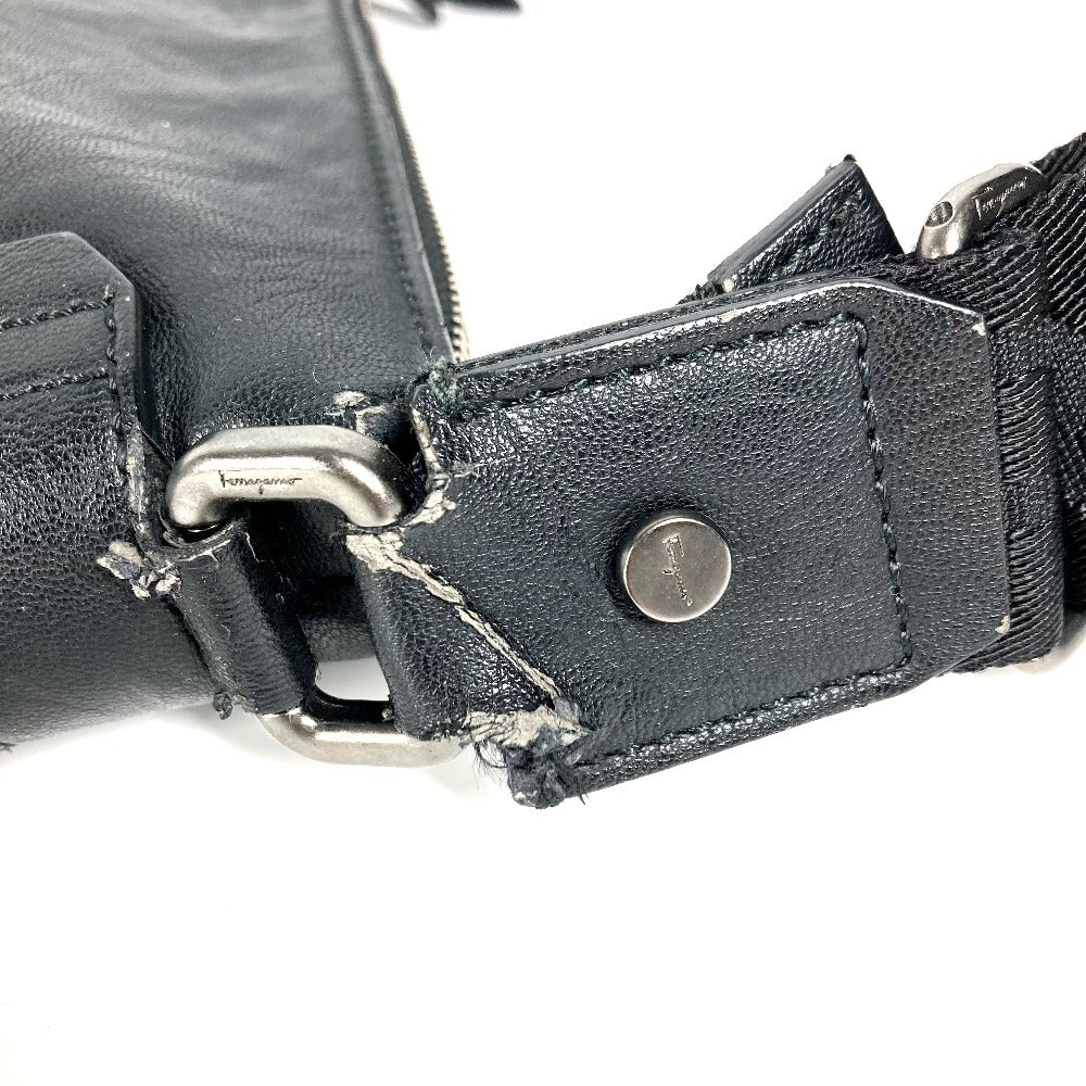 Salvatore Ferragamo ロゴ カバン 斜め掛け ショルダーバッグ レザー ユニセックス ブラック