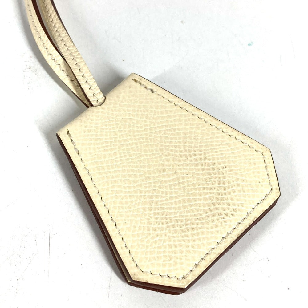 HERMES คลิปหนีบหมวก Capucine เครื่องประดับ หนัง ยูนิเซ็กส์ สีไอเวอรี่