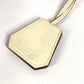 HERMES คลิปหนีบหมวก Capucine เครื่องประดับ หนัง ยูนิเซ็กส์ สีไอเวอรี่