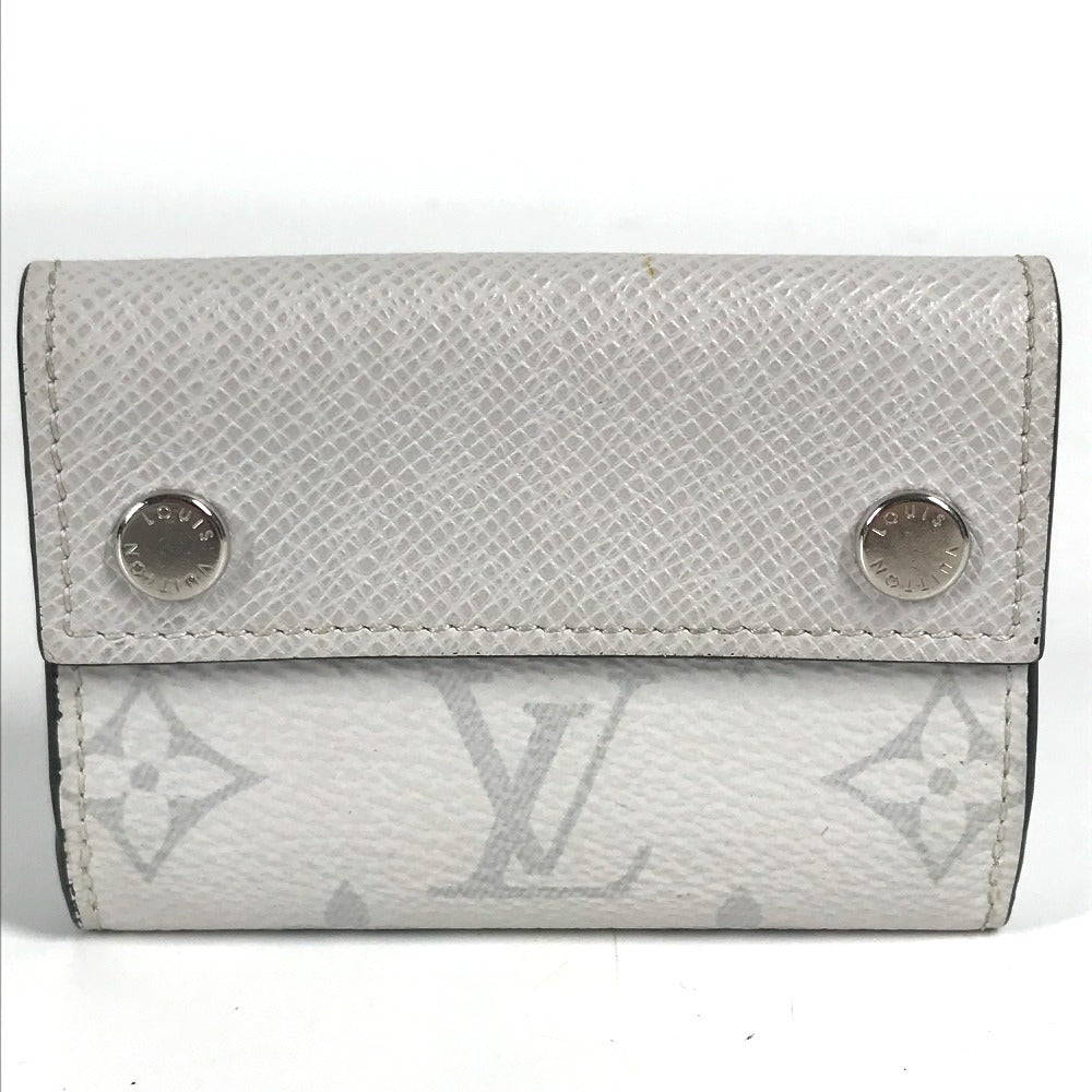 LOUIS VUITTON M67621 Taiga Rama Discovery Compact Wallet, a tri-fold wallet in Taiga leather, unisex, in blanc and white.