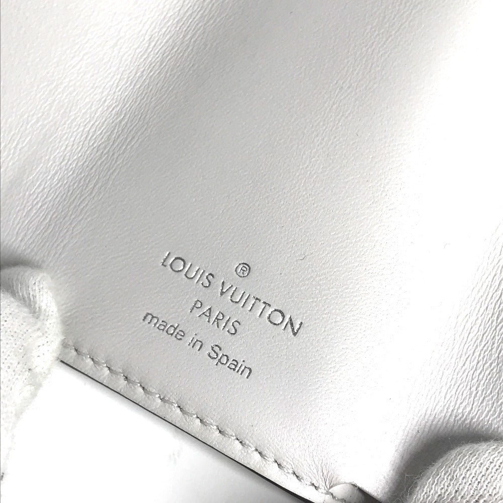 LOUIS VUITTON M67621 Taiga Rama Discovery Compact Wallet, a tri-fold wallet in Taiga leather, unisex, in blanc and white.