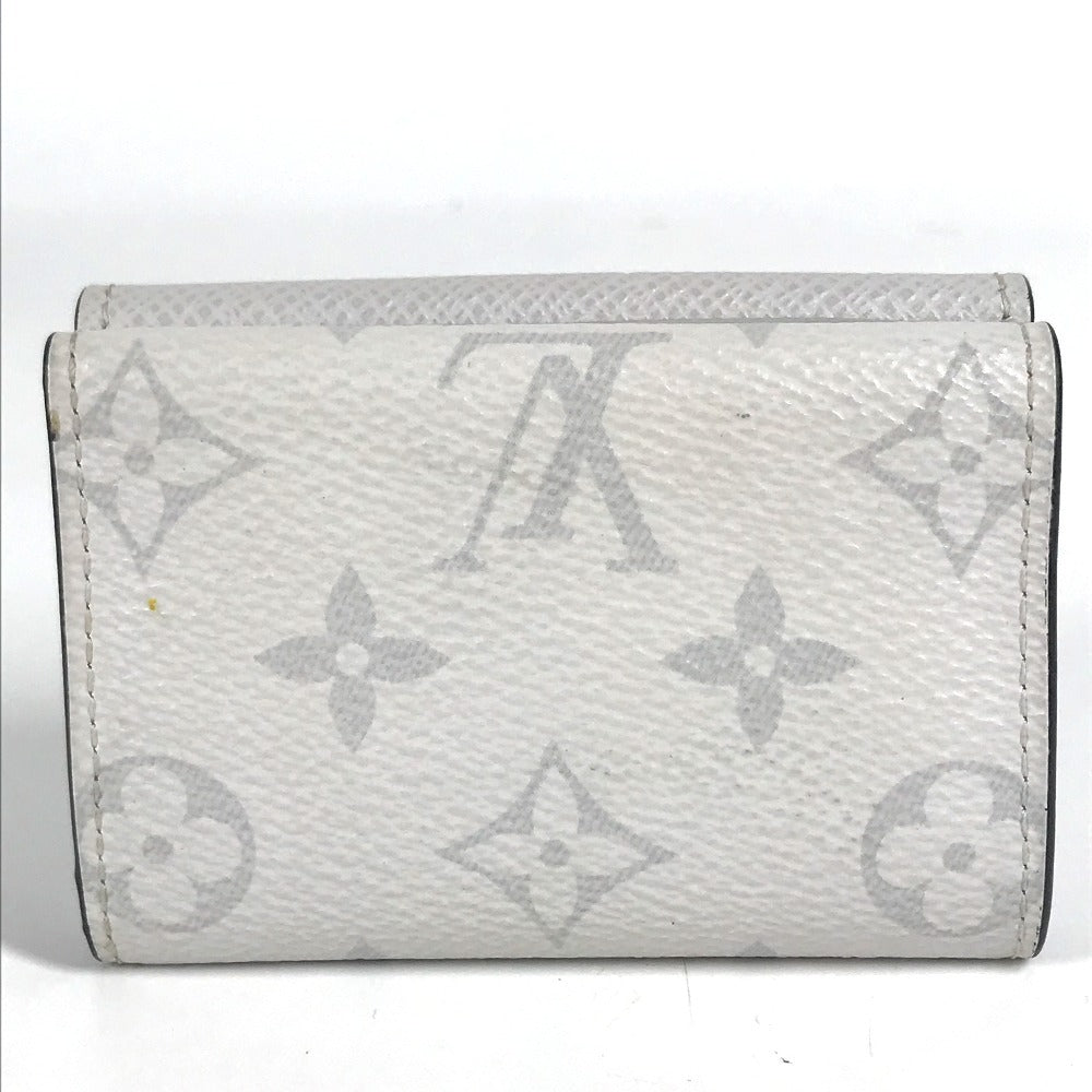 LOUIS VUITTON M67621 Taiga Rama Discovery Compact Wallet, a tri-fold wallet in Taiga leather, unisex, in blanc and white.