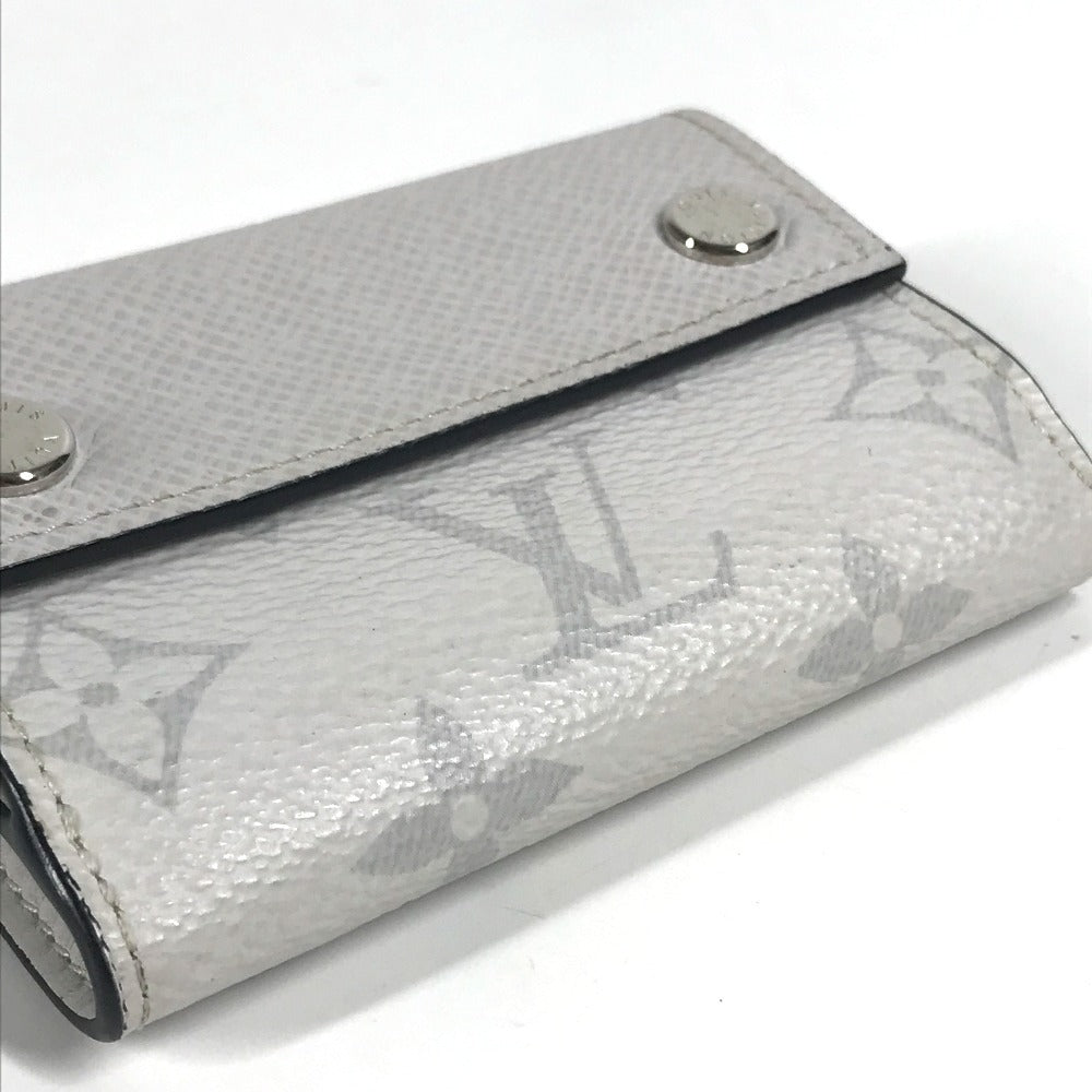LOUIS VUITTON M67621 Taiga Rama Discovery Compact Wallet, a tri-fold wallet in Taiga leather, unisex, in blanc and white.