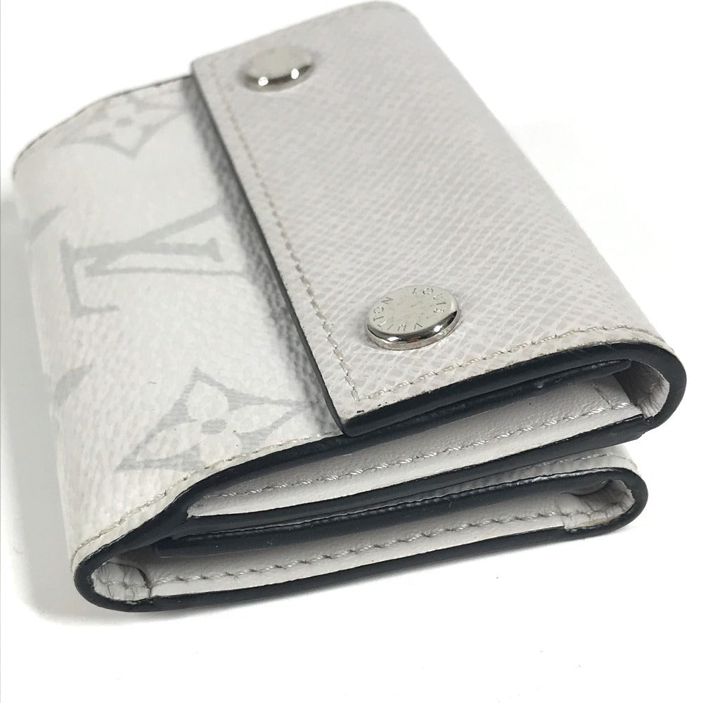LOUIS VUITTON M67621 Taiga Rama Discovery Compact Wallet, a tri-fold wallet in Taiga leather, unisex, in blanc and white.