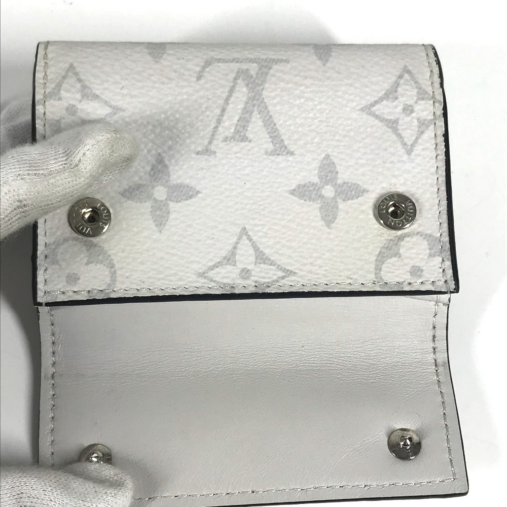 LOUIS VUITTON M67621 Taiga Rama Discovery Compact Wallet, a tri-fold wallet in Taiga leather, unisex, in blanc and white.