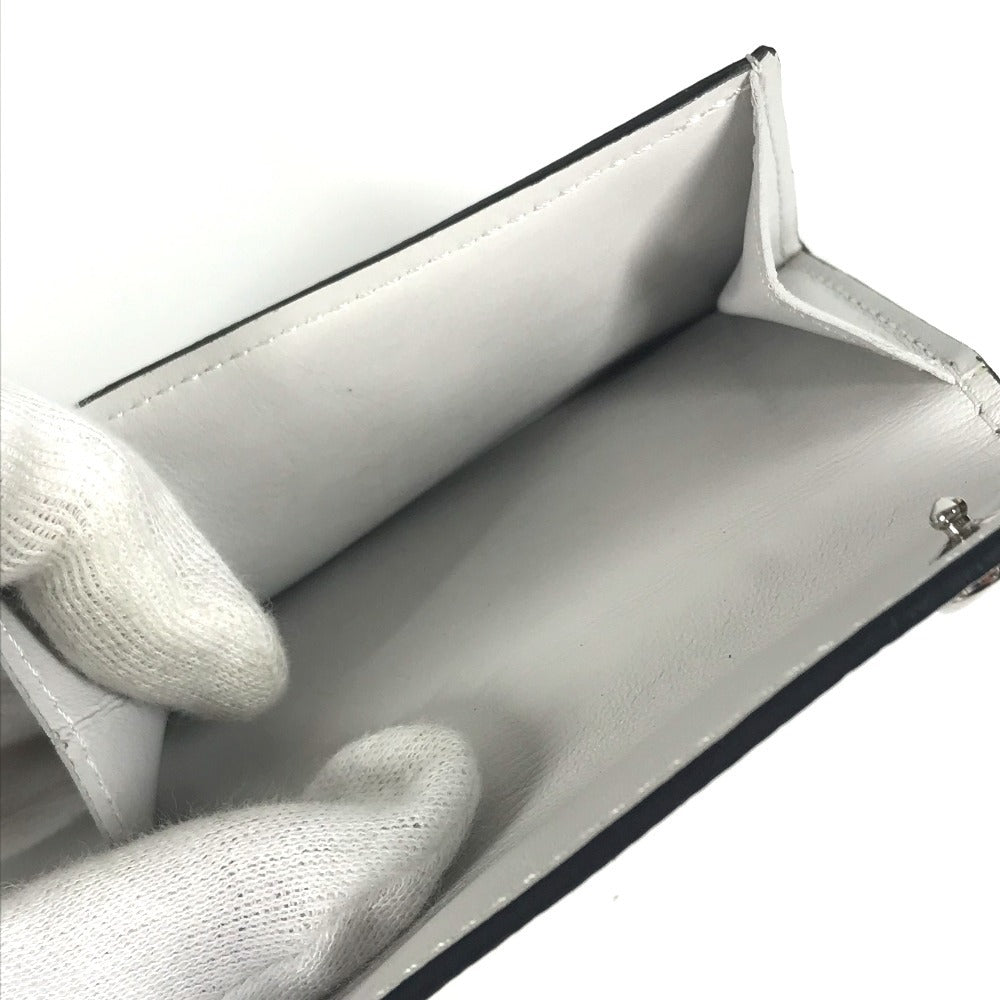LOUIS VUITTON M67621 Taiga Rama Discovery Compact Wallet, a tri-fold wallet in Taiga leather, unisex, in blanc and white.