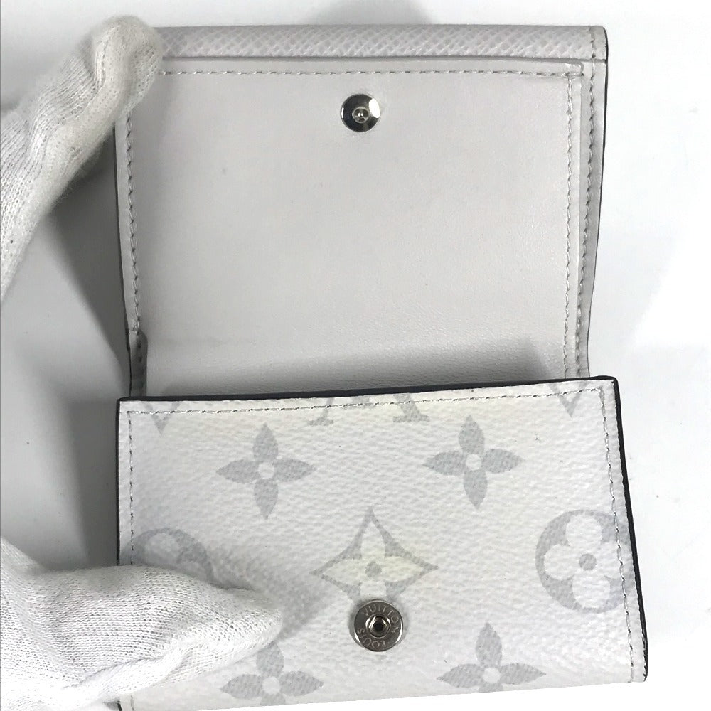 LOUIS VUITTON M67621 Taiga Rama Discovery Compact Wallet, a tri-fold wallet in Taiga leather, unisex, in blanc and white.